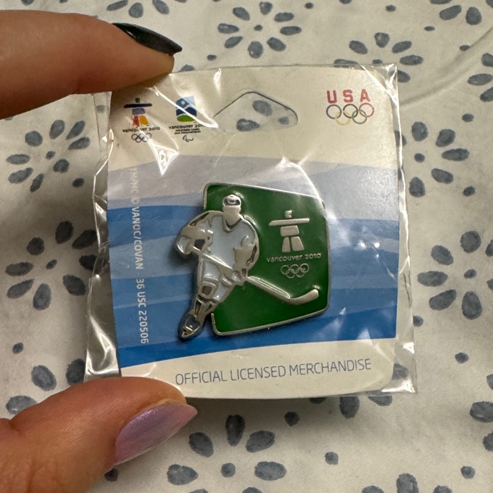Vancouver Olympics 2010 Silhouette Hockey pin